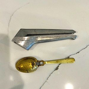 VINTAGE EKCO garlic press and brass English tea bag strainer